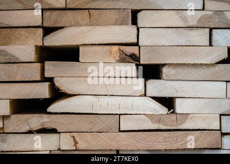 Holzstapel, die in einem Lagerhaus gelagert werden Stockfoto