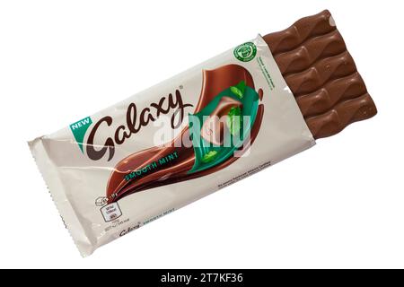 Der Tiegel der New Galaxy Smooth Mint Schokoladenriegel wurde geöffnet, um den Inhalt auf weißem Hintergrund zu zeigen Stockfoto