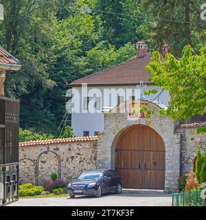 Kragujevac, Serbien - 26. Mai 2022: Eingangstor zum Frauenklosterkomplex Draca bei Kragujevac in Zentralserbien. Stockfoto