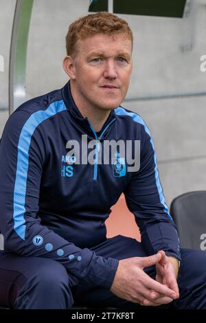 Deinze, Belgien, 16.11.2023, Deinze, Belgien. November 2023. Der neue Cheftrainer Hans Somers von Deinze wurde auf einer Pressekonferenz von KMSK Deinze vor dem 13. Spieltag der Challenger Pro League 2023-2024 zur Ernennung und Präsentation eines neuen Cheftrainers am Donnerstag, den 16. November 2023 in Deinze, Belgien, vorgestellt. Quelle: Sportpix/Alamy Live News Stockfoto