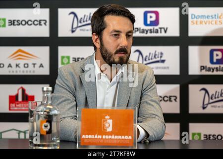 Deinze, Belgien, 16.11.2023, Deinze, Belgien. November 2023. Sportdirektor Adrian Esparraga von Deinze im Rahmen einer Pressekonferenz von KMSK Deinze vor dem 13. Spieltag der Challenger Pro League 2023-2024 zur Ernennung und Präsentation eines neuen Cheftrainers am Donnerstag, den 16. November 2023 in Deinze, Belgien. Quelle: Sportpix/Alamy Live News Stockfoto