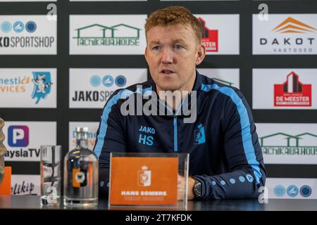 Deinze, Belgien. November 2023. Der neue Cheftrainer Hans Somers von Deinze wurde auf einer Pressekonferenz von KMSK Deinze vor dem 13. Spieltag der Challenger Pro League 2023-2024 zur Ernennung und Präsentation eines neuen Cheftrainers am Donnerstag, den 16. November 2023 in Deinze, Belgien, vorgestellt. Quelle: Sportpix/Alamy Live News Stockfoto