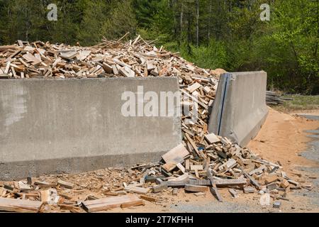 Holzschrott aus einem Holzlager. Stockfoto