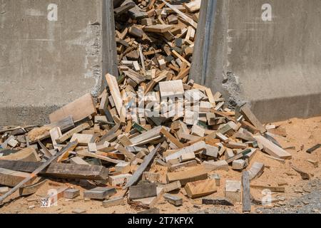 Holzschrott aus einem Holzlager. Stockfoto