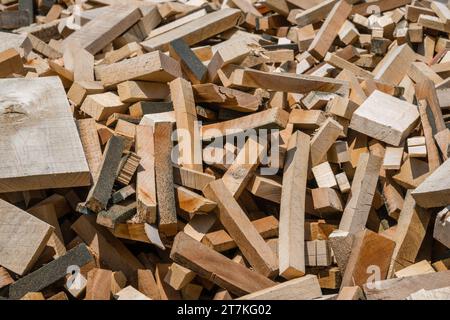 Holzschrott aus einem Holzlager. Stockfoto