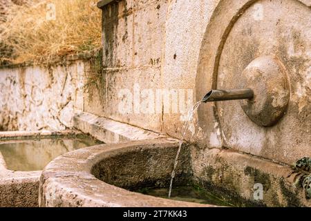 Herzhafte Quelle des Wassers im Jesenik-Gebirge. Sein Name ist Reh Spring. Trinkwasserquelle für Touristen Stockfoto