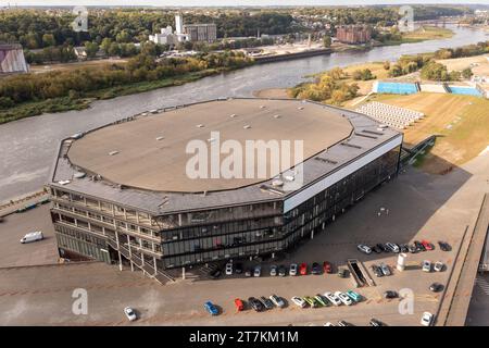 Drohnenfotografie einer Arena unter dem Dach in einer Stadt am Herbsttag Stockfoto