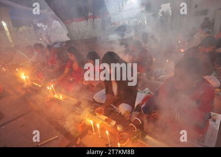 Am 14. November 2023 in Narayanganj, Bangladesch, sitzen Hindu-Anhänger auf dem Boden des Loknath-Tempels zusammen, um das Rakher-Upobash-Festival zu Ehren von Baba Lokenath, einer Hindu-heiligen und Philosophen aus dem 18. Jahrhundert in Bengalen zu beobachten. Wari Dhaka District Bangladesch Copyright: XHabiburxRahmanx Credit: Imago/Alamy Live News Stockfoto