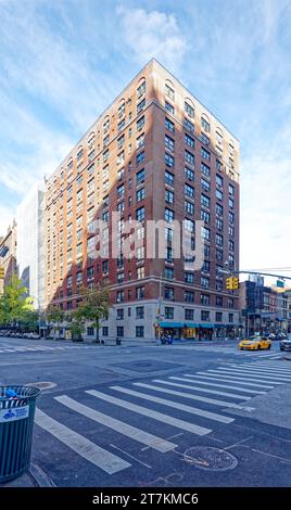 125 East 72nd Street, ein Wohnhaus aus Ziegelstein und Stein, das von Schwartz & Gross entworfen wurde und 1916 erbaut wurde. Stockfoto