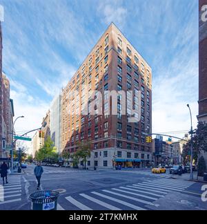 125 East 72nd Street, ein Wohnhaus aus Ziegelstein und Stein, das von Schwartz & Gross entworfen wurde und 1916 erbaut wurde. Stockfoto