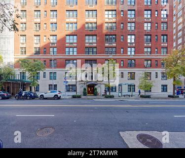 125 East 72nd Street, ein Wohnhaus aus Ziegelstein und Stein, das von Schwartz & Gross entworfen wurde und 1916 erbaut wurde. Stockfoto