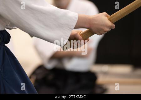 Frau in Black Hakama mit Holzschwert Bokken Stockfoto