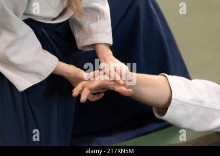 Frau und Mann kämpfen im Aikido Training Stockfoto