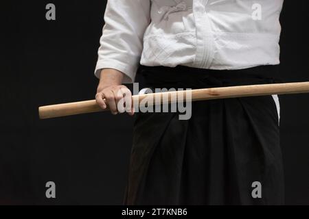 Person in Black Hakama mit Holzschwert Bokken Stockfoto