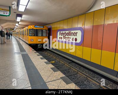 U-Bahn Zug der BVG am U-Bahnhof Fehrbelliner Platz U7, Ziel Rathaus Spandau Berlin, DEU, Deutschland. 16.11.2023: *** BVG U-Bahn am Fehrbelliner Platz U7, Zielort Rathaus Spandau Berlin, DEU 16 11 2023 Credit: Imago/Alamy Live News Stockfoto