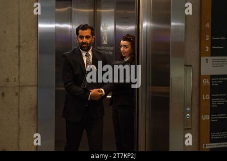 Edinburgh, Schottland, Großbritannien. November 2023. IM BILD: Humza Yousaf MSP, erster Minister von Schottland und Führer der Scottish National Party (SNP). Szenen in Holyrood im schottischen Parlament bei der wöchentlichen Sitzung der First Minister Questions (FMQs). Credit: Colin D Fisher Credit: Colin Fisher/Alamy Live News Stockfoto