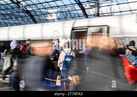 Reisende am Bahnsteig beim ICE am Hauptbahnhof von Berlin während des GDL-Streiks am 16.11.2023 *** Passagiere auf dem Bahnsteig am ICE am Berliner Hauptbahnhof während des GDL-Streiks am 16 11 2023 Credit: Imago/Alamy Live News Stockfoto