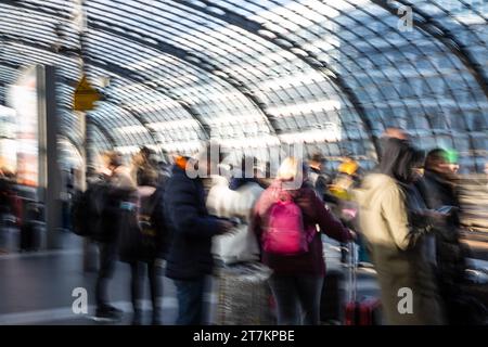 Reisende am Bahnsteig am Hauptbahnhof von Berlin während des GDL-Streiks am 16.11.2023 *** Passagiere auf dem Bahnsteig am Berliner Hauptbahnhof während des GDL-Streiks am 16 11 2023 Credit: Imago/Alamy Live News Stockfoto