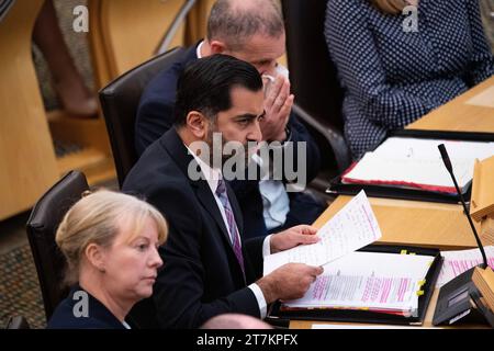 Edinburgh, Schottland, Großbritannien. November 2023. IM BILD: Humza Yousaf MSP, erster Minister von Schottland und Führer der Scottish National Party (SNP). Szenen in Holyrood im schottischen Parlament bei der wöchentlichen Sitzung der First Minister Questions (FMQs). Credit: Colin D Fisher Credit: Colin Fisher/Alamy Live News Stockfoto