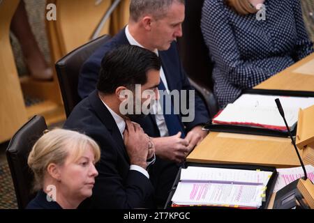 Edinburgh, Schottland, Großbritannien. November 2023. IM BILD: Humza Yousaf MSP, erster Minister von Schottland und Führer der Scottish National Party (SNP). Szenen in Holyrood im schottischen Parlament bei der wöchentlichen Sitzung der First Minister Questions (FMQs). Credit: Colin D Fisher Credit: Colin Fisher/Alamy Live News Stockfoto