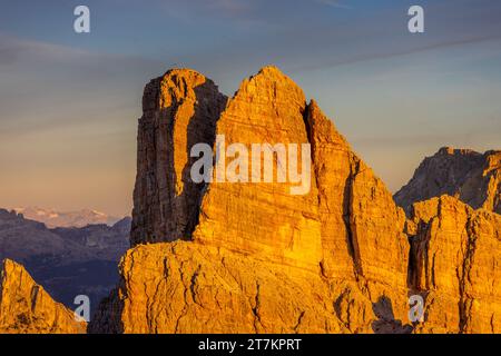 Averau Berggipfel in den Dolomiten von der forcella Nuvolau Bergwelt bei Sonnenuntergang. Wunderschöner, malerischer felsiger Gipfel in den Dolomiten, Italien Stockfoto