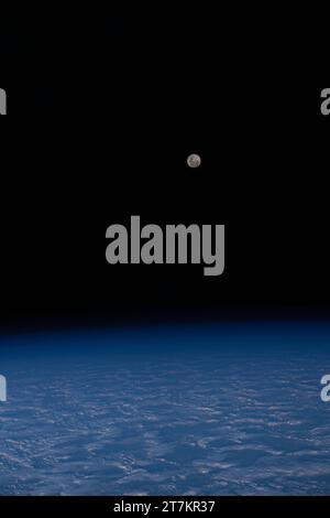 ISS - 28 Oktober 2023 - der Vollmond wird von der Internationalen Raumstation aus aufgenommen wie er 271 Meilen über einem bewölkten südlichen Indischen Ozean umkreist Stockfoto