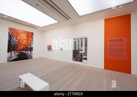 Saatchi Gallery, London, Großbritannien. November 2023. Christo und Jeanne-Claude: Grenzenlose Ausstellung Werfen Sie einen retrospektiven Blick auf die Karriere und Leistungen von KünstlerInnen und Lebenspartnern Christo und Jeanne-Claude und laufen vom 15. November 2023 bis 22. Januar 2024. Quelle: Malcolm Park/Alamy Live News Stockfoto