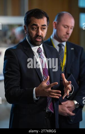 Edinburgh, Schottland, Großbritannien. November 2023. IM BILD: Humza Yousaf MSP, erster Minister von Schottland und Führer der Scottish National Party (SNP). Szenen in Holyrood im schottischen Parlament bei der wöchentlichen Sitzung der First Minister Questions (FMQs). Credit: Colin D Fisher Credit: Colin Fisher/Alamy Live News Stockfoto