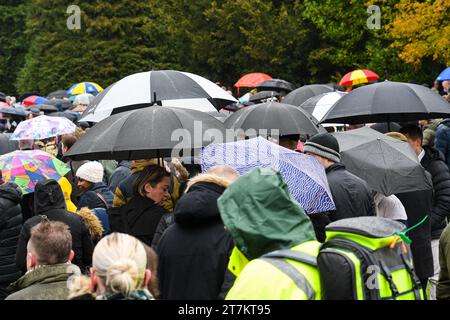 Die Leute stehen im Regen bei der Veranstaltung zum Gedenktag in loughborough Stockfoto