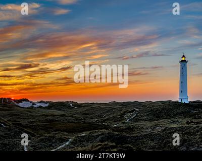 Sonnenuntergang am Leuchtturm Lyngvig Fyr bei Hvide Sande in Dänemark. Stockfoto