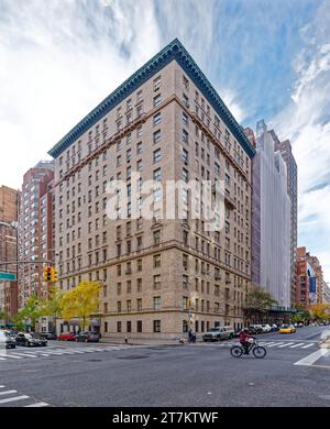 755 Park Avenue, ein Wahrzeichen Neorenaissance-Apartmentgebäude aus Ziegel und Stein, entworfen von W. L. Rouse & L. A. Goldstone, erbaut 1915. Stockfoto