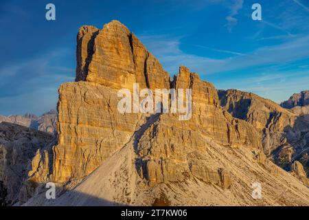 Averau Berggipfel in den Dolomiten von der forcella Nuvolau Bergwelt bei Sonnenuntergang. Wunderschöner, malerischer felsiger Gipfel in den Dolomiten, Italien Stockfoto