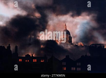 St Paul's Cathedral und die Londoner Skyline, wie sie während eines deutschen Luftangriffs im Zweiten Weltkrieg am 29. Dezember 1940 erschien. Stockfoto