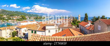 Historische Stadt Rab Glockentürme und Panoramablick auf das Wasser, Insel Rab, Archipel von Kroatien Stockfoto