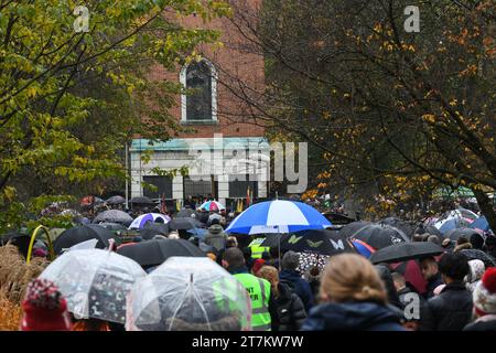 Die Leute stehen im Regen bei der Veranstaltung zum Gedenktag in loughborough Stockfoto