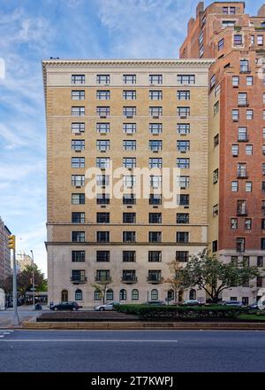 755 Park Avenue, ein Wahrzeichen Neorenaissance-Apartmentgebäude aus Ziegel und Stein, entworfen von W. L. Rouse & L. A. Goldstone, erbaut 1915. Stockfoto