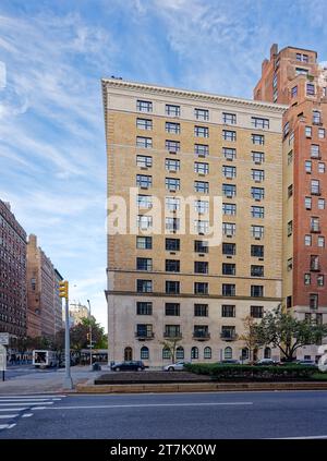 755 Park Avenue, ein Wahrzeichen Neorenaissance-Apartmentgebäude aus Ziegel und Stein, entworfen von W. L. Rouse & L. A. Goldstone, erbaut 1915. Stockfoto