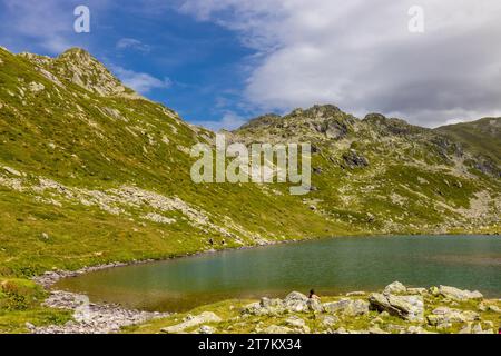 Jovet-See in den italienischen Alpen auf der Wanderroute Tour du Montblanc, Trekking in den alpen wunderschöne Bergseelandschaft im Sommer Stockfoto