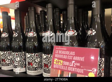 Paris, Frankreich. November 2023. Flaschen mit Beaujolais Nouveau Wein stehen in einem Supermarktregal. Der erste Wein des Jahres aus Beaujolais kam am frühen Donnerstag (16.11.2023) in Paris an. Mit „Le Beaujolais nouveau EST arrivé“ feiern Weinliebhaber ein Ritual, das seit Jahrzehnten gefeiert wird. (Zu dpa: ''Le Beaujolais nouveau EST arrivé' - Frankreich feiert jungen Wein') Credit: Michael Evers/dpa/Alamy Live News Stockfoto