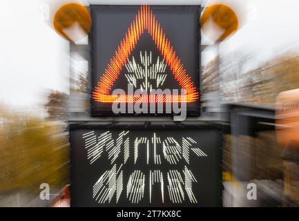 Chemnitz, Deutschland. November 2023. „Winterdienst“ blinkt auf einer LED-Platine auf dem Hof des Straßenbaubetriebs in Chemnitz. Die sächsischen Straßenbauwerke sind gut auf den kommenden Winter vorbereitet. Um den Verkehr auf der über 500 Kilometer langen Autobahn bei Frost und Schnee aufrecht zu erhalten, stehen 64 Fahrzeuge und gut 230 Mitarbeiter bereit. Dazu gehört auch ein Bestand von über 15.000 Tonnen Streusalz. Quelle: Hendrik Schmidt/dpa/Alamy Live News Stockfoto