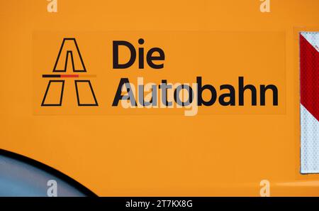 Chemnitz, Deutschland. November 2023. "Die Autobahn" steht an der Tür eines Fahrzeugs aus dem Autobahnwartungsdepot in Chemnitz. Die sächsischen Straßenbauwerke sind gut auf den kommenden Winter vorbereitet. Um den Verkehr auf der über 500 Kilometer langen Autobahn bei Frost und Schnee aufrecht zu erhalten, stehen 64 Fahrzeuge und gut 230 Mitarbeiter bereit. Dazu gehört auch ein Bestand von über 15.000 Tonnen Streusalz. Quelle: Hendrik Schmidt/dpa/Alamy Live News Stockfoto