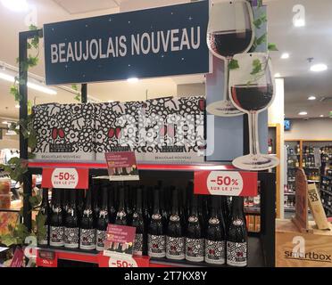 Paris, Frankreich. November 2023. Flaschen mit Beaujolais Nouveau Wein stehen in einem Supermarktregal. Der erste Wein des Jahres aus Beaujolais kam am frühen Donnerstag (16.11.2023) in Paris an. Mit „Le Beaujolais nouveau EST arrivé“ feiern Weinliebhaber ein Ritual, das seit Jahrzehnten gefeiert wird. (Zu dpa: ''Le Beaujolais nouveau EST arrivé' - Frankreich feiert jungen Wein') Credit: Michael Evers/dpa/Alamy Live News Stockfoto