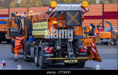 Chemnitz, Deutschland. November 2023. Ein Streuwagen steht auf dem Hof des Autobahnwartungsdepots in Chemnitz. Die sächsischen Straßenbauwerke sind gut auf den kommenden Winter vorbereitet. Um den Verkehr auf der über 500 Kilometer langen Autobahn bei Frost und Schnee aufrecht zu erhalten, stehen 64 Fahrzeuge und gut 230 Mitarbeiter bereit. Dazu gehört auch ein Bestand von über 15.000 Tonnen Streusalz. Quelle: Hendrik Schmidt/dpa/Alamy Live News Stockfoto
