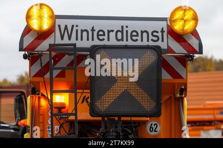 Chemnitz, Deutschland. November 2023. Auf dem Hof des Autobahnwartungsdepots in Chemnitz steht ein winterlicher Straßenstreuwagen. Die sächsische Straßeninstandhaltung ist gut auf den kommenden Winter vorbereitet. Um den Verkehr auf der über 500 Kilometer langen Autobahn bei Frost und Schnee aufrecht zu erhalten, stehen 64 Fahrzeuge und gut 230 Mitarbeiter bereit. Dazu gehört auch ein Bestand von über 15.000 Tonnen Streusalz. Quelle: Hendrik Schmidt/dpa/Alamy Live News Stockfoto