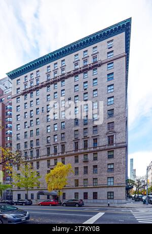 755 Park Avenue, ein Wahrzeichen Neorenaissance-Apartmentgebäude aus Ziegel und Stein, entworfen von W. L. Rouse & L. A. Goldstone, erbaut 1915. Stockfoto