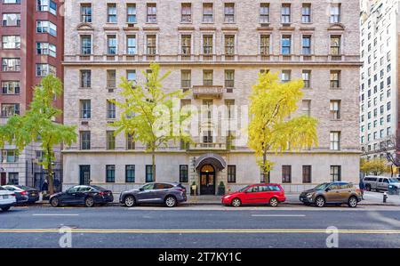 755 Park Avenue, ein Wahrzeichen Neorenaissance-Apartmentgebäude aus Ziegel und Stein, entworfen von W. L. Rouse & L. A. Goldstone, erbaut 1915. Stockfoto