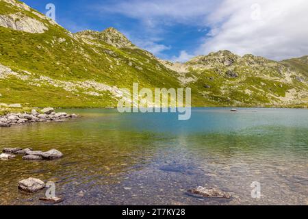 Jovet-See in den italienischen Alpen auf der Wanderroute Tour du Montblanc, Trekking in den alpen wunderschöne Bergseelandschaft im Sommer Stockfoto