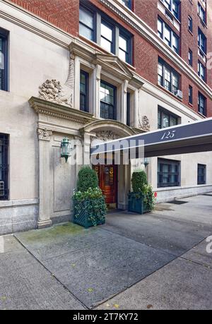 125 East 72nd Street, ein Wohnhaus aus Ziegelstein und Stein, das von Schwartz & Gross entworfen wurde und 1916 erbaut wurde. Stockfoto