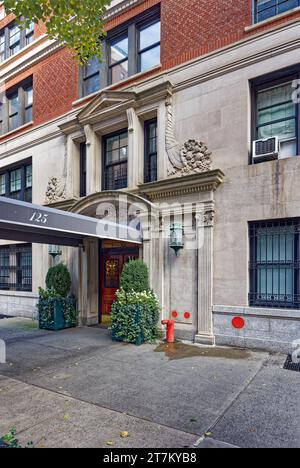 125 East 72nd Street, ein Wohnhaus aus Ziegelstein und Stein, das von Schwartz & Gross entworfen wurde und 1916 erbaut wurde. Stockfoto