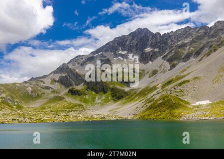 Jovet-See in den italienischen Alpen auf der Wanderroute Tour du Montblanc, Trekking in den alpen wunderschöne Bergseelandschaft im Sommer Stockfoto